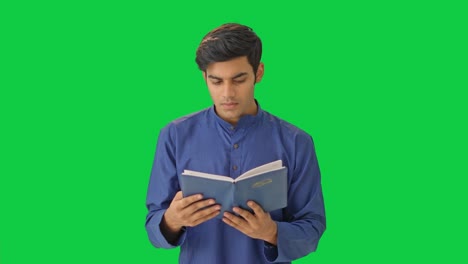 Joven-Indio-Leyendo-Un-Libro-Con-Pantalla-Verde