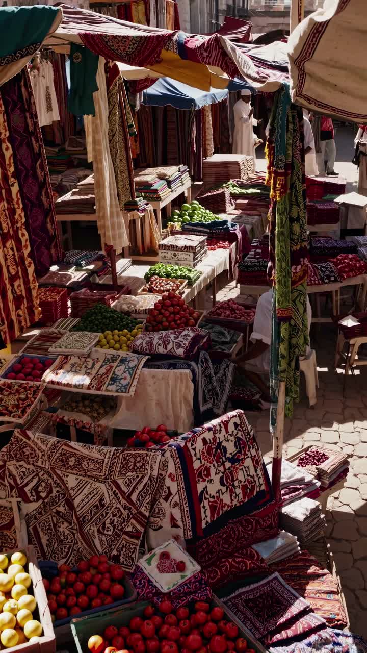 Levendige marktscène vanuit een hoge hoek, met kleurrijk textiel en verse producten