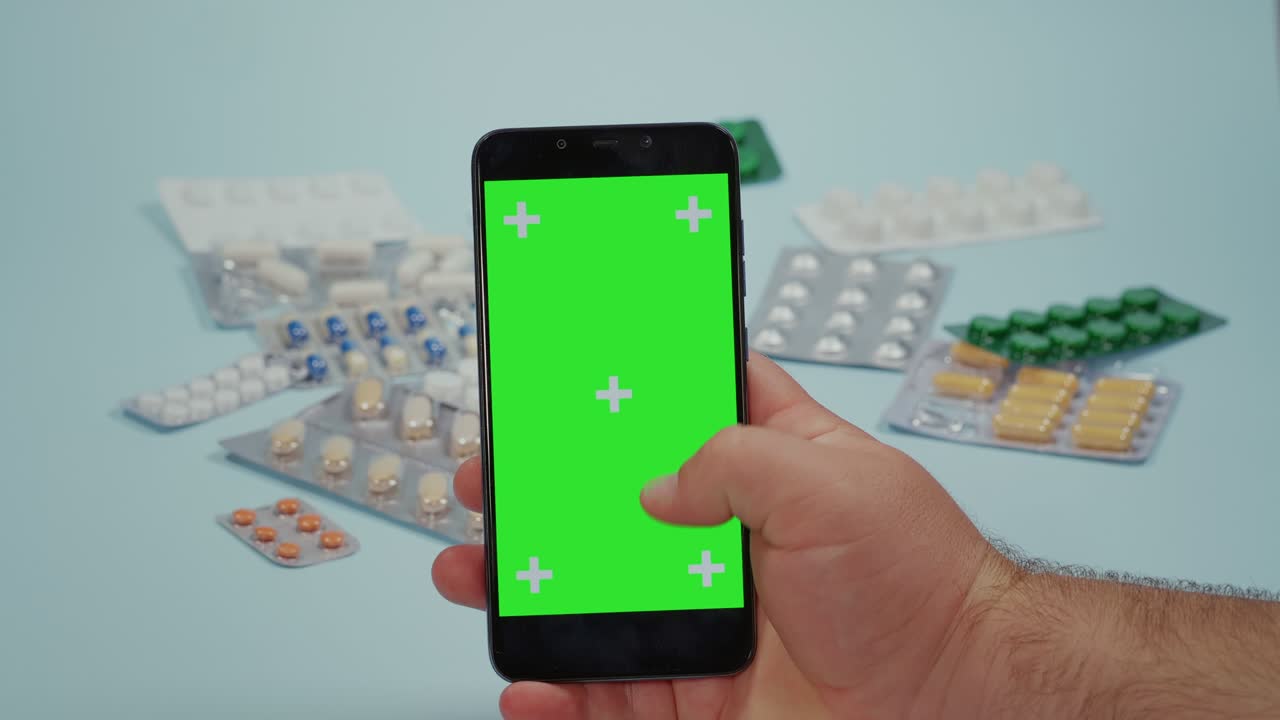 hombre desliza la mano en la pantalla verde del teléfono inteligente