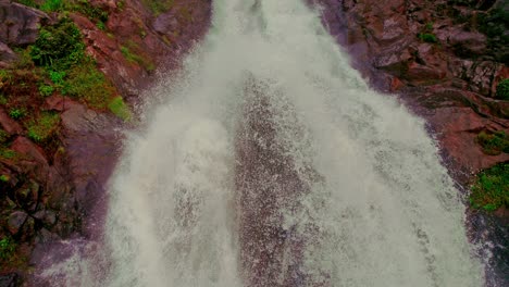 de cerca, vista aérea de las cataratas de bijagual en costa rica, américa central