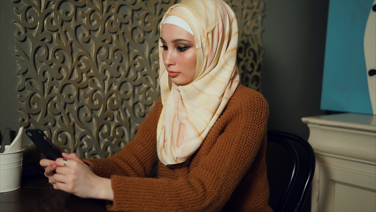 mujer usando un teléfono inteligente en un café