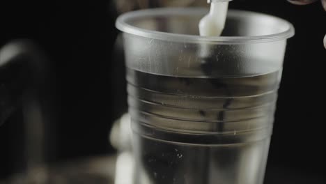 haciendo un capuchino en una taza de plástico