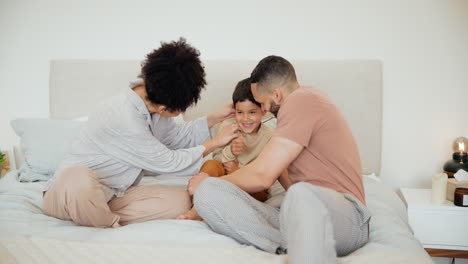 Feliz,-Cama-Y-Padres-Haciéndole-Cosquillas-Al-Niño