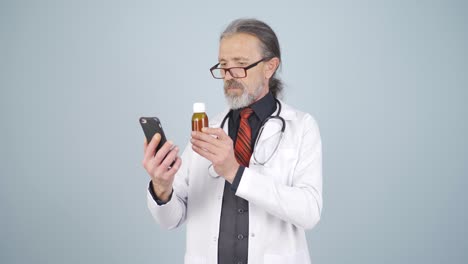 el médico describiendo la medicina en facetime.