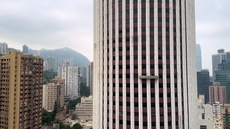Piattaforma sospesa per la pulizia delle finestre di grattacieli, appesa a un grattacielo a Hong Kong