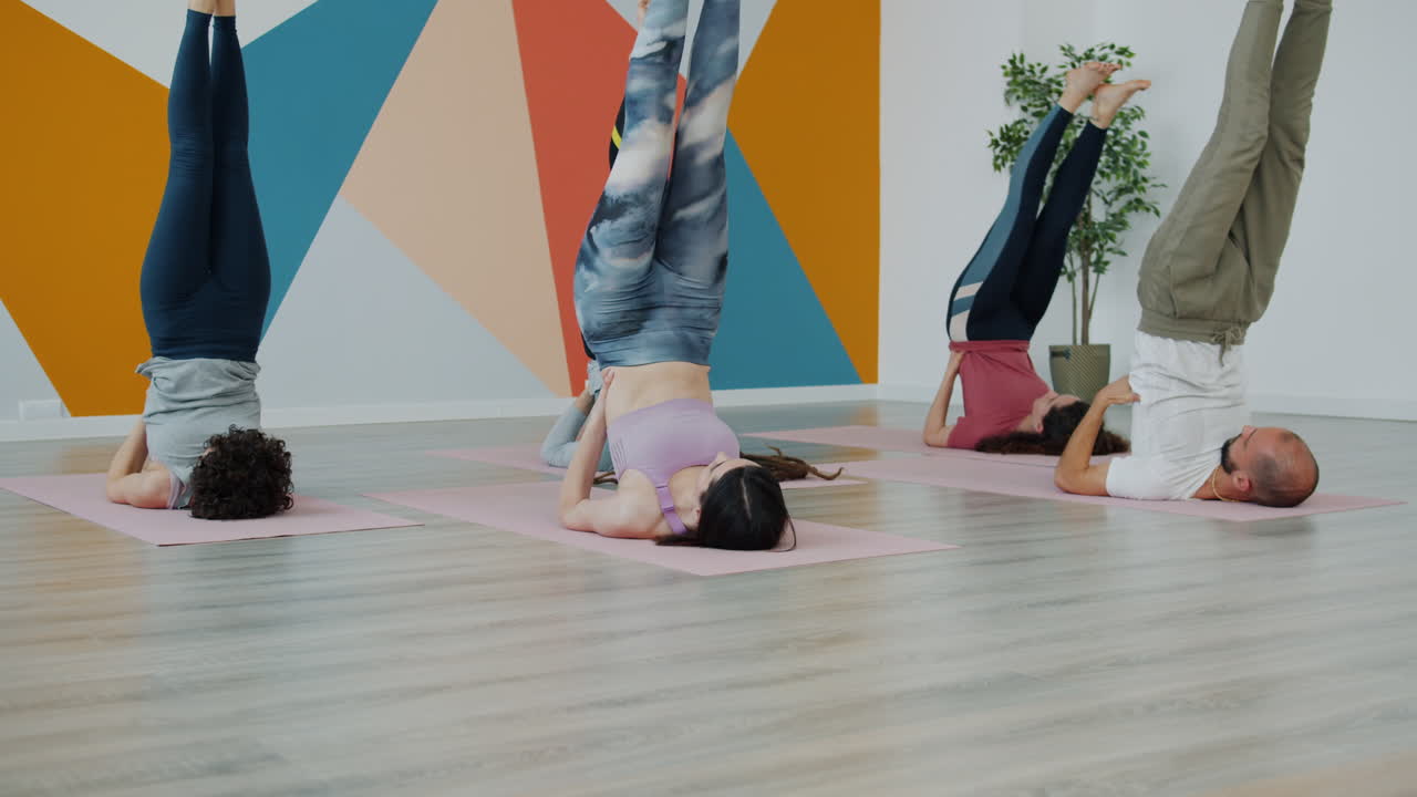 sesión de grupo de yoga