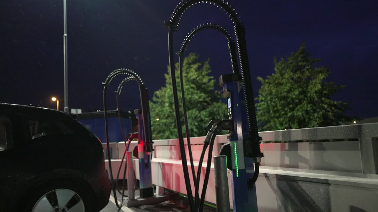 ev 충전소에 주차된 차