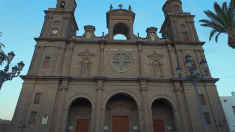 Fantastica-Te-Lleva-Hacia-La-Catedral-De-Santa-Ana-En-La-Ciudad-De-Las-Palmas-De-Gran-Canaria-Y-Durante-El-Atardecer