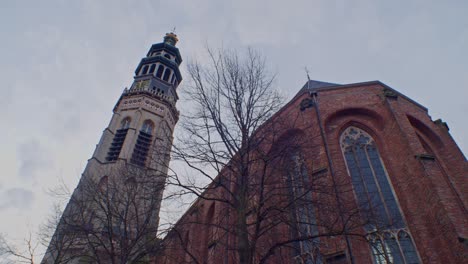 Traditionelles-Europäisches-Gebäude-Im-Holländischen-Stil-Mit-Einer-Kathedrale,-Einer-Kapelle-Und-Einem-Turm-In-Den-Niederlanden-Mit-Authentischem-Kunstdesign-Und-Langsamer-Besichtigungstour