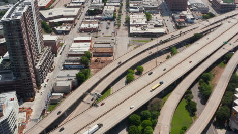 Fliegen-Sie-über-Dem-Belebten-Mehrspurigen-Autobahnkreuz.-Kippen-Sie-Die-Enthüllung-Der-Stadtnachbarschaft-Nach-Oben.-Dallas,-Texas,-Uns