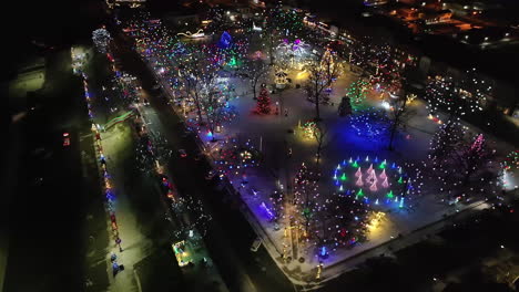 Luces-Navideñas-En-El-Parque-De-La-Ciudad,-Vista-Aérea