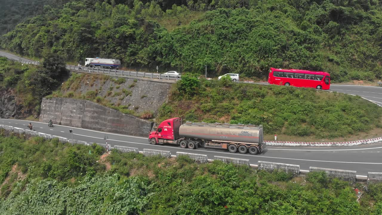 대형 트럭이 베트남의 하이반 패스 산길을 달리고 있습니다.