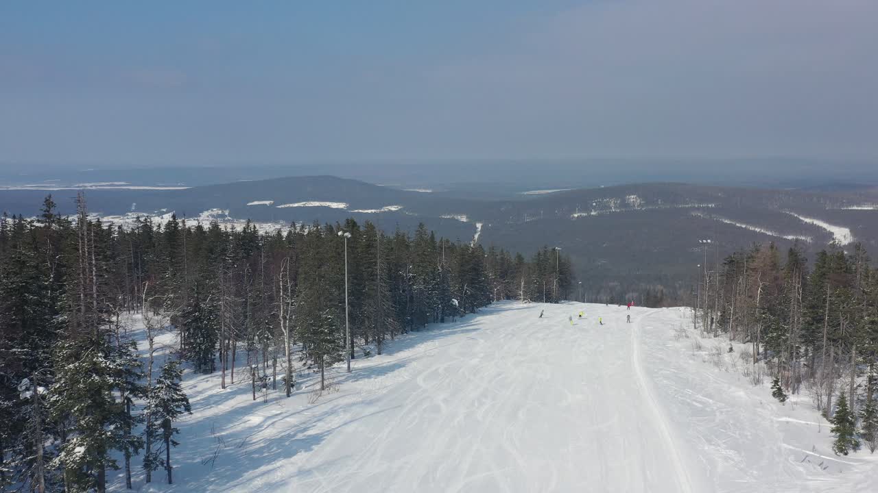 снежный горнолыжный курорт с воздуха
