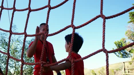 Entrenador-Entrenando-A-Niños-En-El-Campo-De-Entrenamiento.