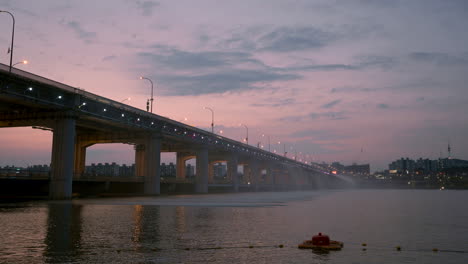 Espectáculo-De-La-Fuente-Del-Arco-Iris-Del-Puente-Banpo-Al-Atardecer-En-Seúl,-Corea-Del-Sur