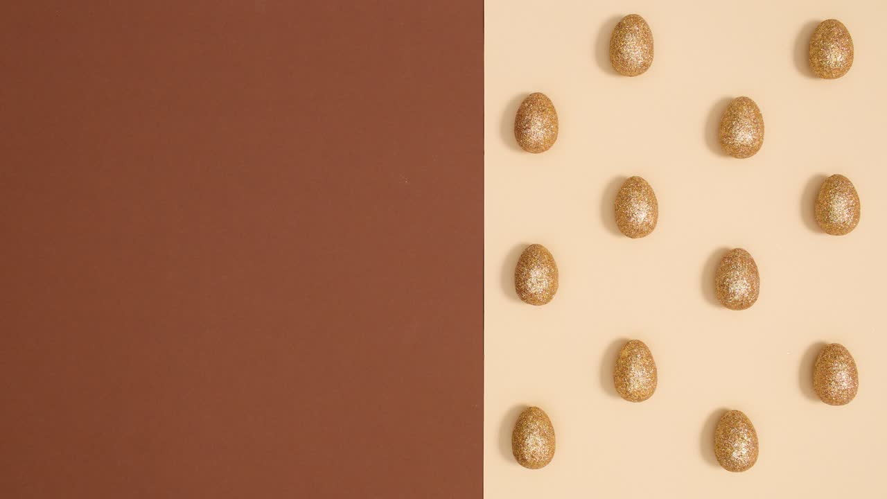 황금빛 반이는 달이 누드 갈색 배경에 회전하는 창의적인 부활절 패턴.