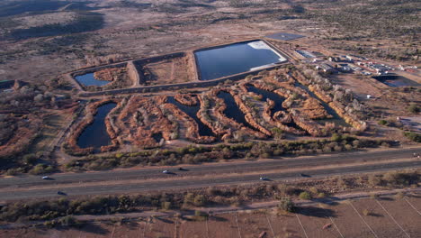 Toma-De-Drone-De-La-Reserva-De-Humedales-De-Sedona-Por-La-Ruta-Estatal-89a-De-Arizona,-Instalación-De-Filtración-De-Aguas-Residuales