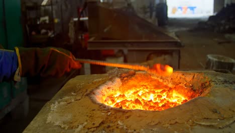 trabajador derritiendo fundido en el horno en el taller de fundición 4k