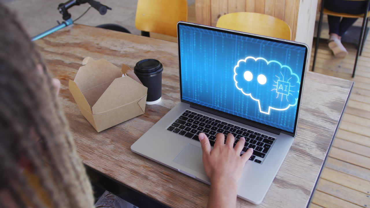Komposition eines Mannes gemischter Herkunft, der einen Laptop mit KI-Chat auf dem Bildschirm benutzt