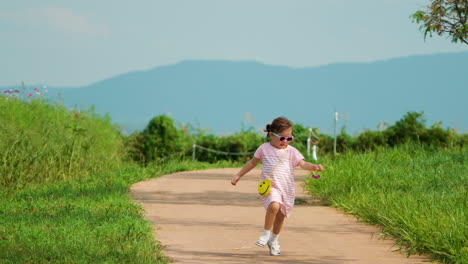 Niña-Pequeña-Corriendo-En-El-Pintoresco-Parque-De-Las-Tierras-Altas-En-Cámara-Lenta