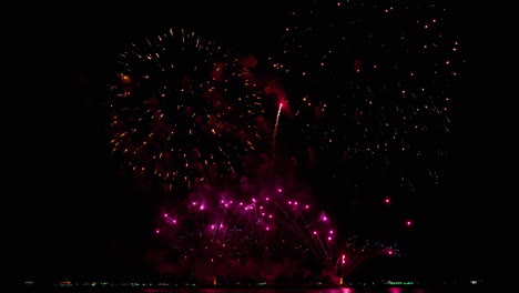 Explosión-De-Luces-Brillantes-Y-Coloridas-Sincronizadas-En-La-Playa-De-Un-Festival-De-Fuegos-Artificiales-En-Un-Famoso-Destino-Turístico-En-El-Sudeste-Asiático