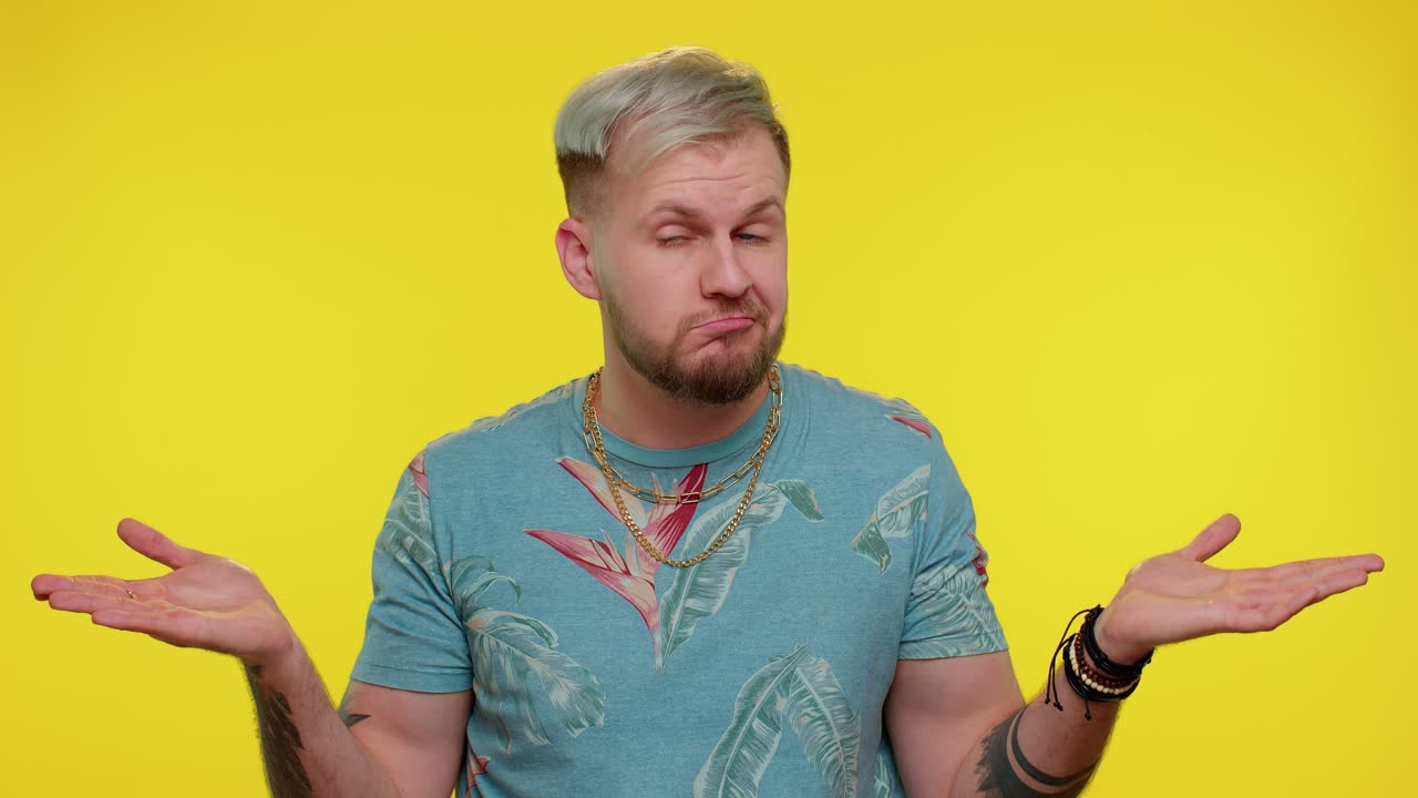 hombre guapo confundido sintiéndose avergonzado por una pregunta ambigua, teniendo dudas, sin idea, sin idea