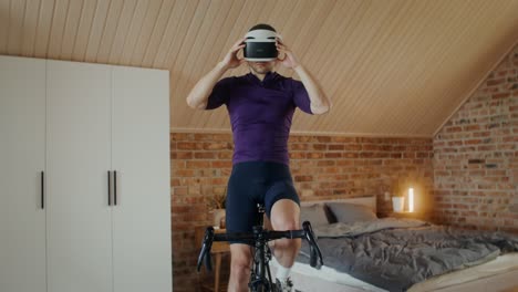 el hombre en bicicleta en la experiencia de realidad virtual