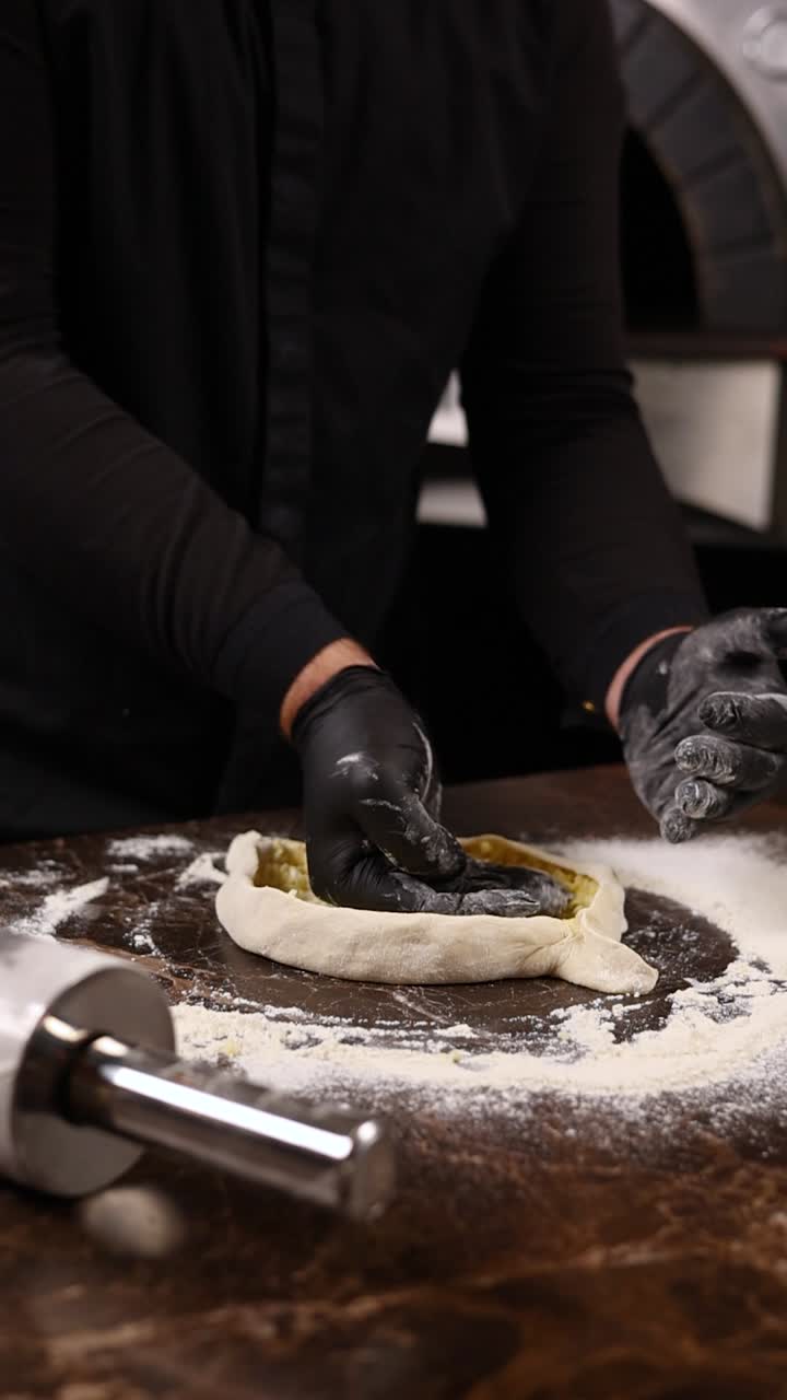 Chef che prepara un impasto per torta o pizza
