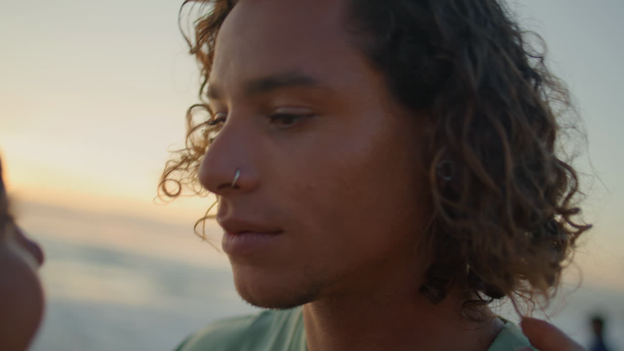 el momento afectuoso de la pareja al atardecer