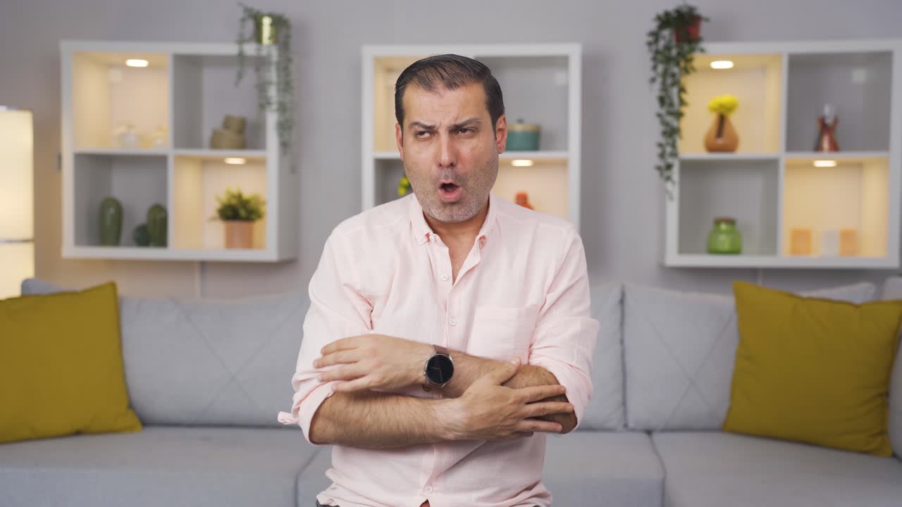 차갑고 떨리는 사람.