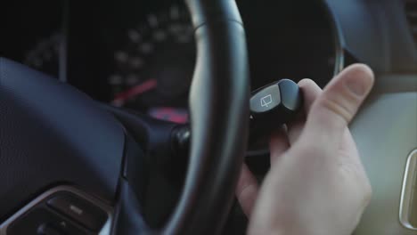 primer plano de los controles de las ventanas del automóvil y del volante