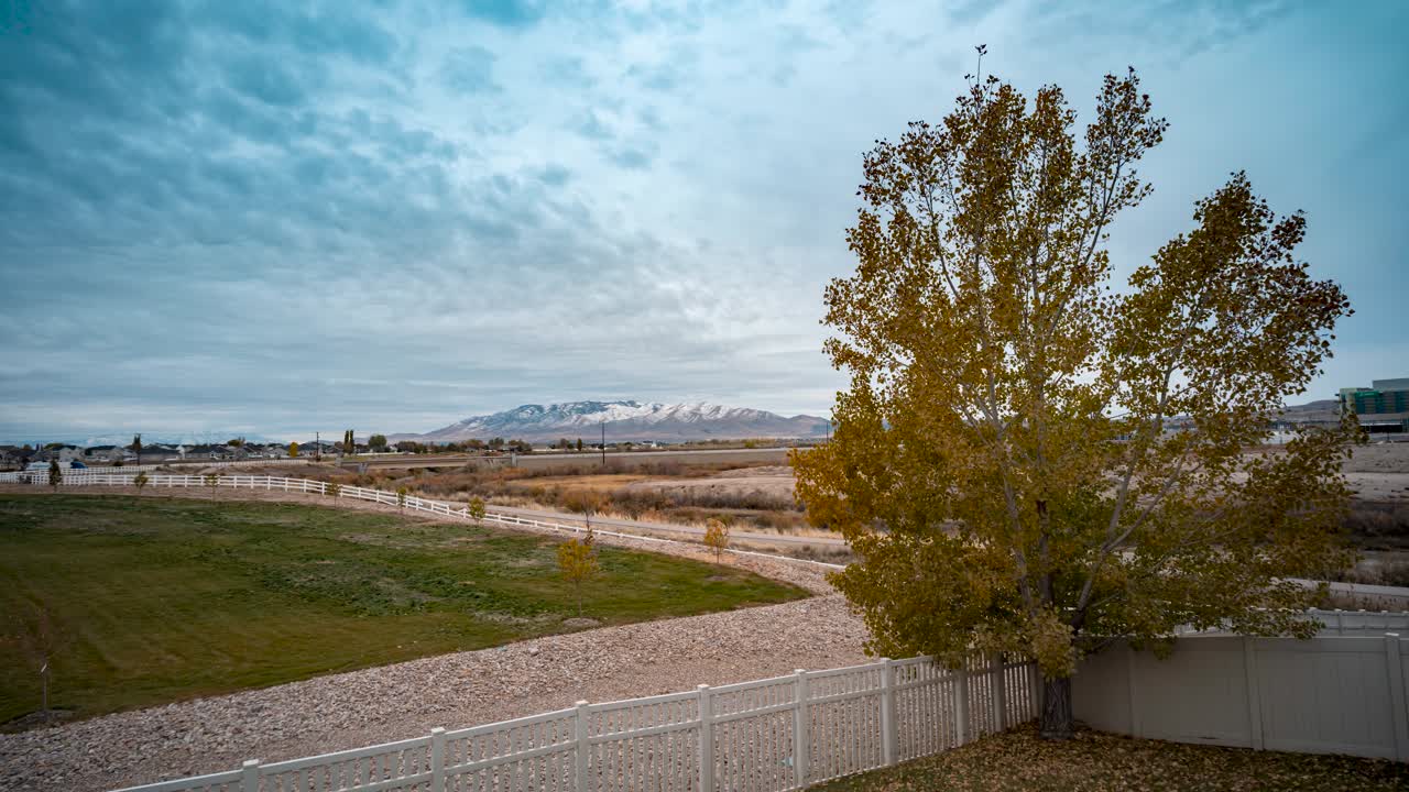 anochecer en un patio trasero típico en un día nublado - movimiento panorámico, movimiento de inclinación lapso de tiempo al atardecer
