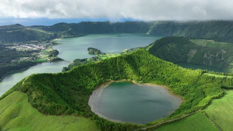 Vista-Aérea-De-La-Laguna-Poco-Profunda-En-La-Pintoresca-Caldera-De-Sete-Cities,-São-Miguel,-Azores