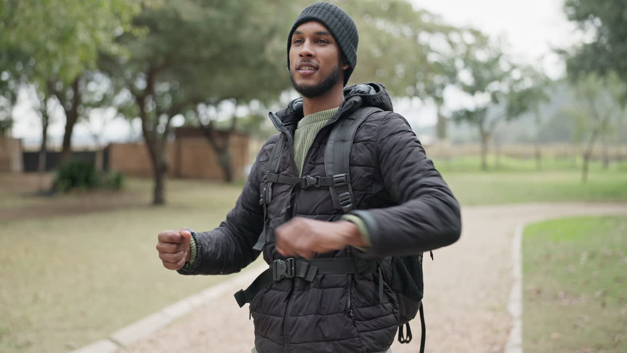 Dehnen, Fitness und ein Mann beim Wandern