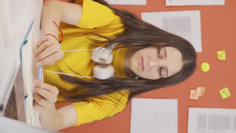 vídeo vertical de una niña emocional pensando sola en casa.