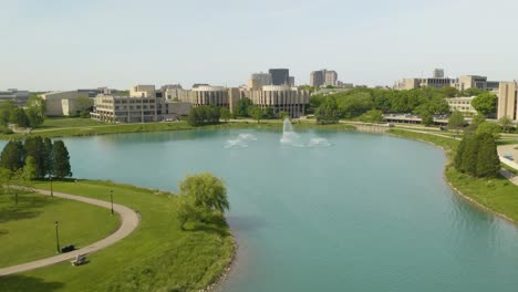 vuelo aéreo bajo sobre el relleno del lago de la universidad del noroeste