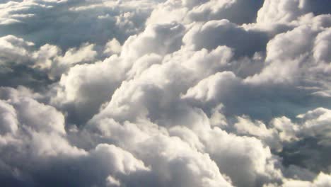 de beweging van de wolken is van bovenaf zichtbaar