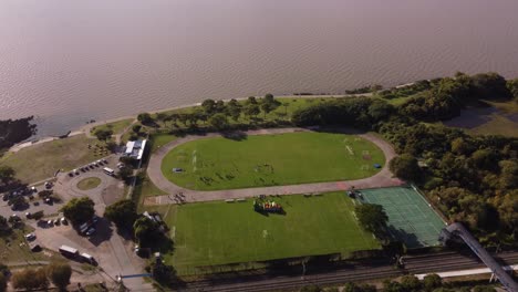 Gente-Entrenando-En-El-Campo-De-Fútbol-Frente-Al-Mar-Frente-Al-Río-De-La-Plata-En-Buenos-Aires,-Argentina