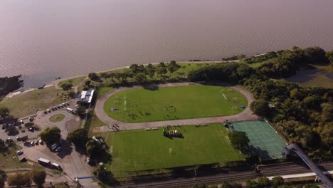 gente entrenando en el campo de fútbol frente al mar frente al río de la plata en buenos aires, argentina