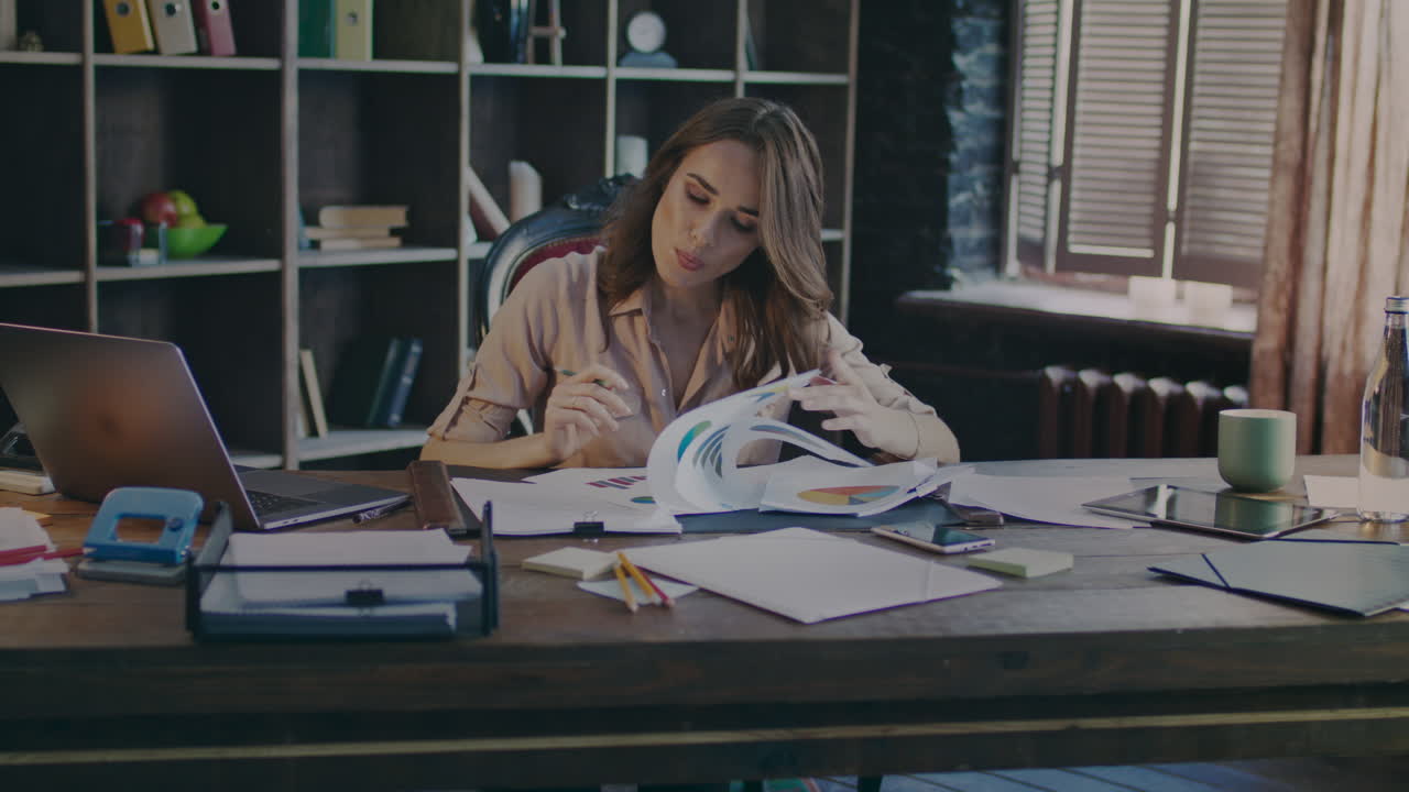 mujer de negocios atractiva que lee documentos, analiza datos, procesos comerciales