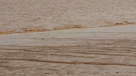 tomada media del estuario del humber que muestra las llanuras de barro de la marea baja