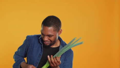 persona feliz divirtiéndose tocando la guitarra en un porro en el estudio