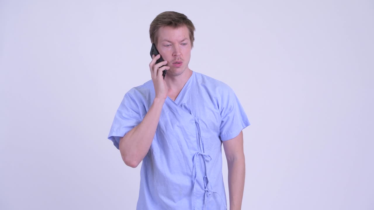 전화 를 들고 있는 젊은 남자 환자 의 초상화