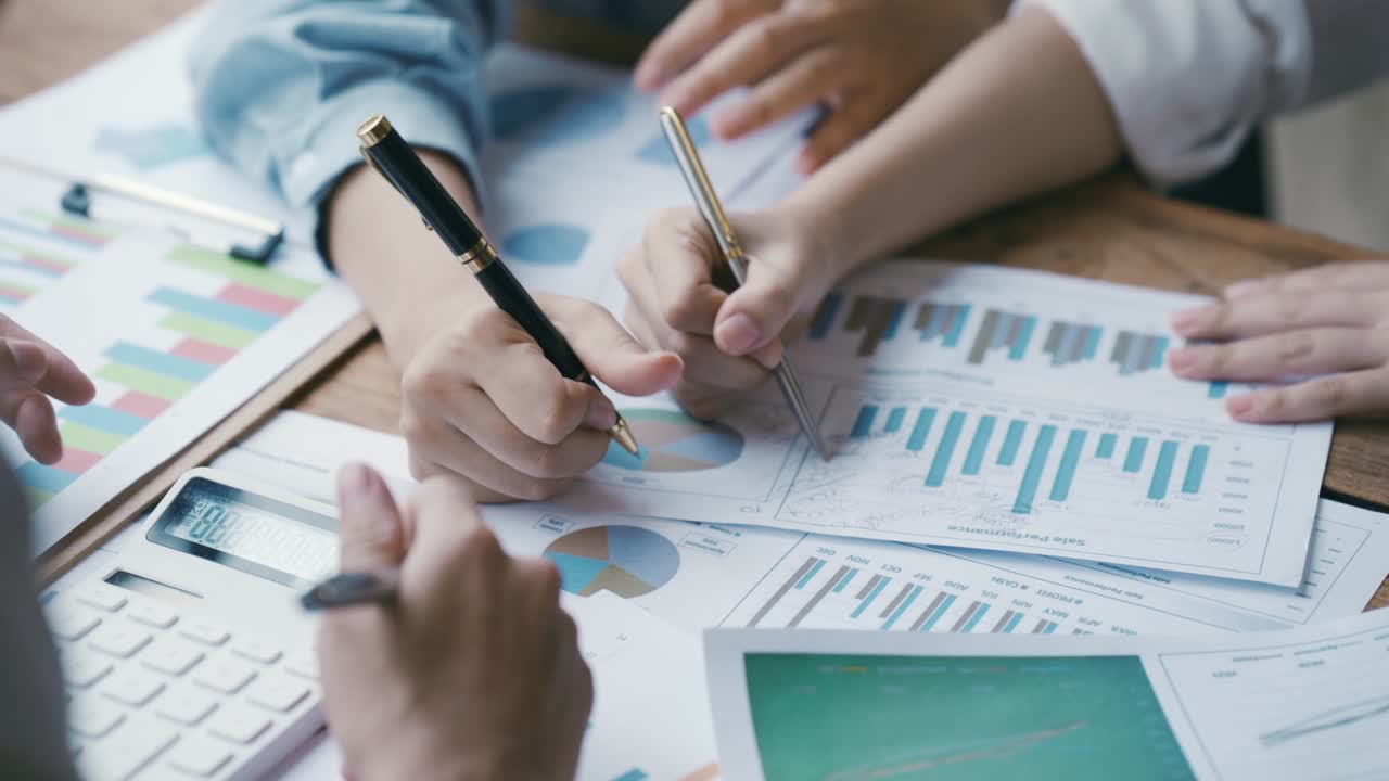 profesionales de negocios trabajando juntos en el escritorio de la oficina, manos cerca señalando datos financieros en un informe, concepto de trabajo en equipo. financiero e inversión.