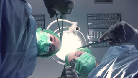 mujeres que realizan una cirugía en el hospital juntas
