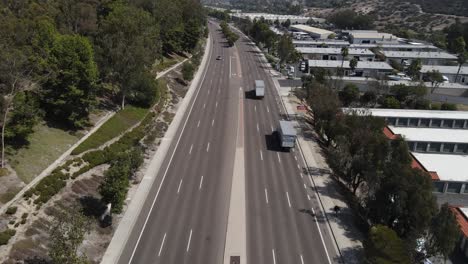 Zwei-Lastwagen-Fahren-Die-Luftaufnahme-Des-Oceanside-Boulevard-Hinunter