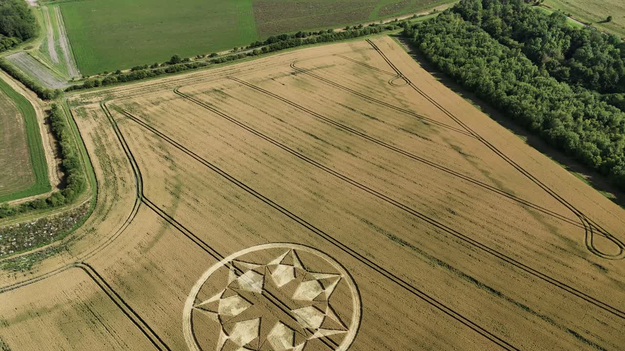 круг урожая на пшеничном поле с красивым рисунком в мартене, уилтшир, великобритания - воздушный снимок