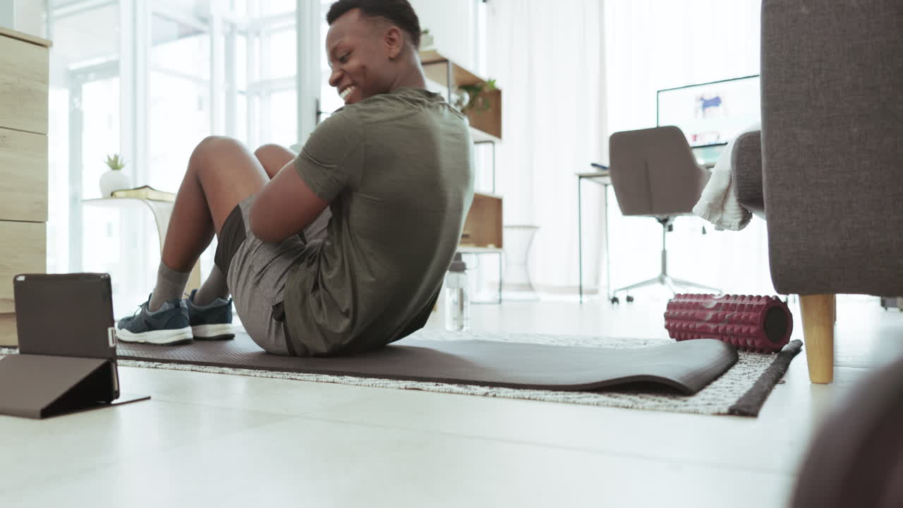 hombre haciendo abdominales en casa
