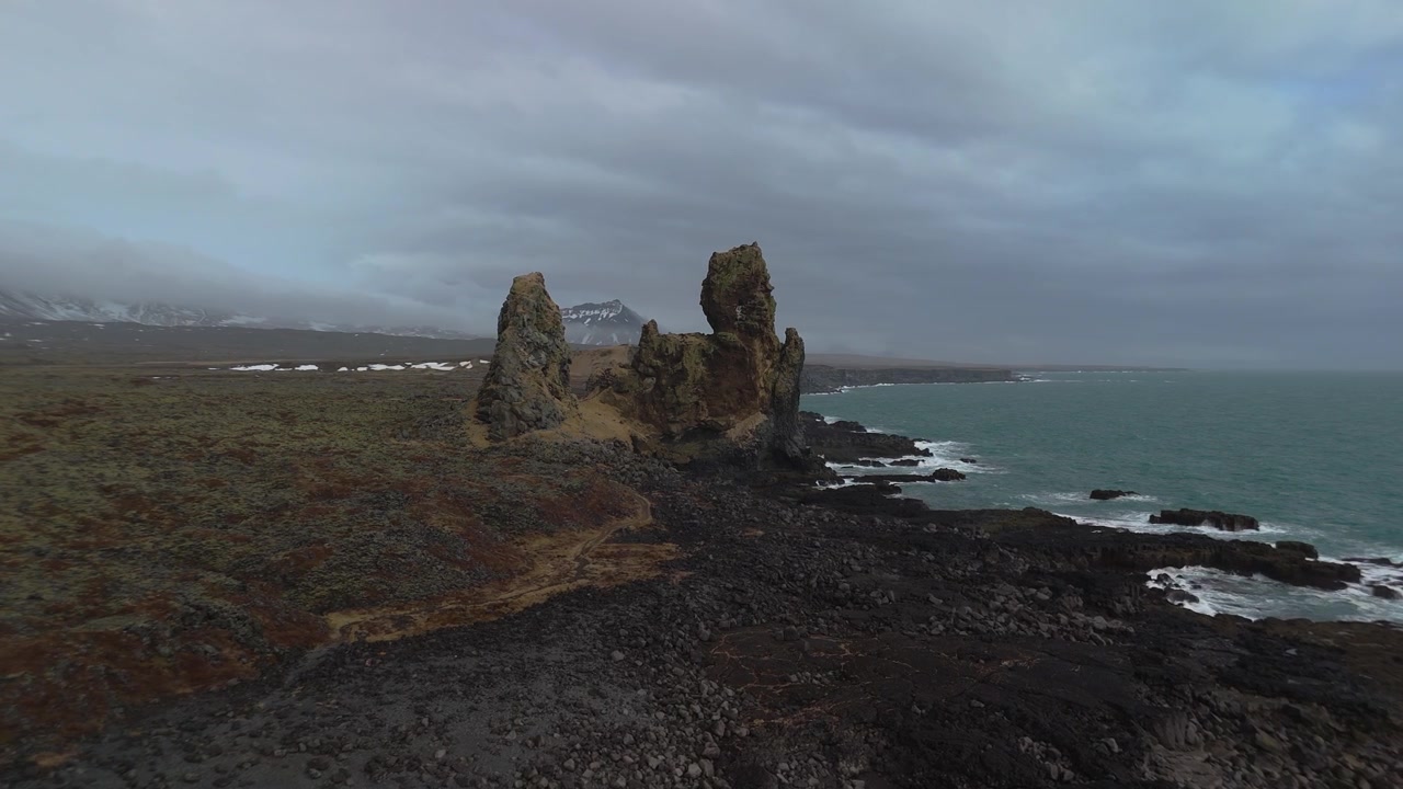 Imágenes de dron de la costa volcánica y campos de lava en la península de Snæfellsnes, mostrando terreno accidentado, vistas al océano y un paisaje natural espectacular