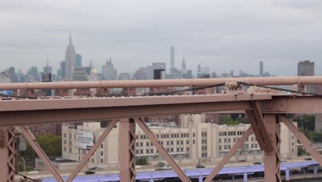 Vigas-Del-Puente-De-Brooklyn-Con-El-Horizonte-De-Manhattan-En-El-Fondo